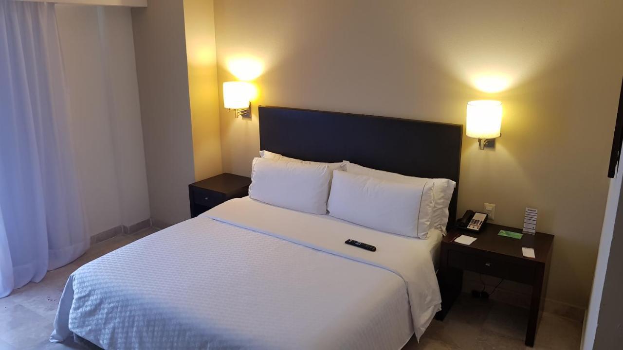 Fiesta Inn Коацакоалкос Екстериор снимка